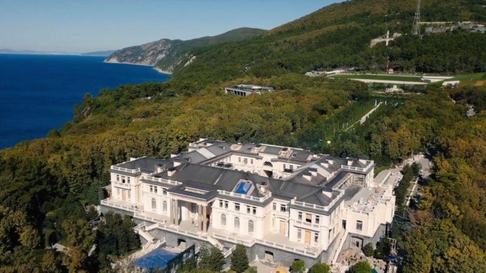 putin palace.jpg