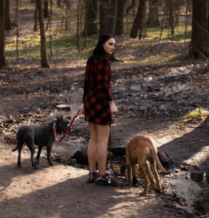 Sharlotte Thorn with her beloved dogs in 2022.png