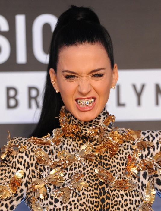 Katy-Perry-wore-flashy-grill-VMAs-year.jpg