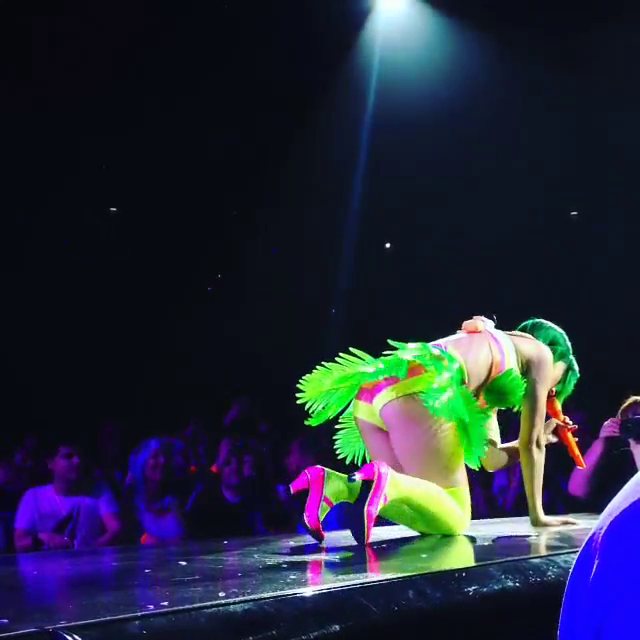 katy_perry_prismatic_tour_booty_6pmns0J9.sized.png