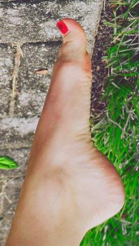 _feet_in_the_air__head_on_the_ground_by_joyeux_vol-d5bfser2.jpg