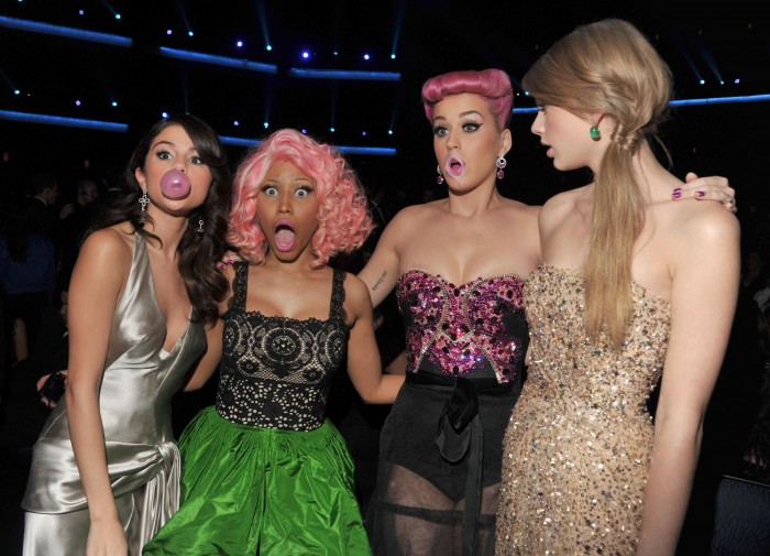 selena-gomez-katy-perry-bubble.jpg