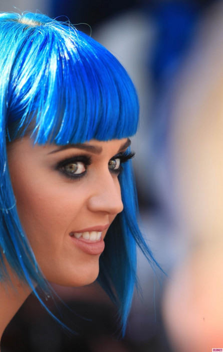 katy-perry-blue-hair-splash1-1334x2098.jpg