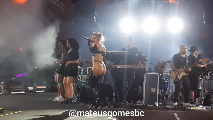 anitta envolver en concierto - YouTube and 4 more pages - Personal - Microsoft​ Edge 4_25_2022 3_36_08 PM.png