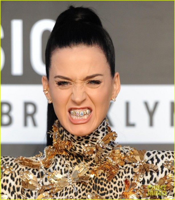 katy-perry-wears-roar-grill-at-the-mtv-vmas-2013-04.jpg